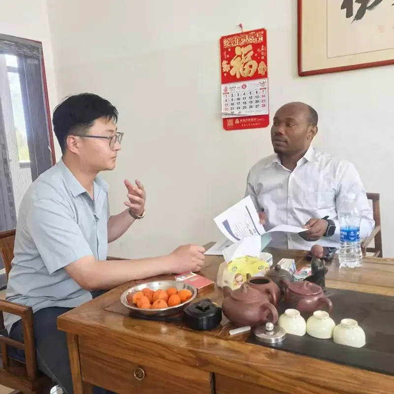 Afrikaanse klanten bezochten Liweiyuan om de markt voor Afrikaanse staalstructuur gezamenlijk uit te breiden