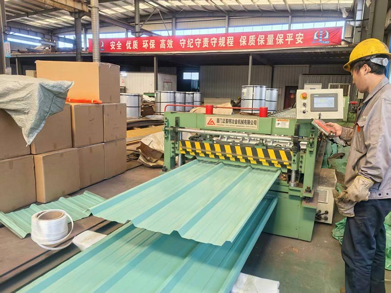 Liweiyuan's efficiënte productie van stalen platen met een diepgroene kleurcoating voldoet precies aan de aangepaste behoeften van Amerikaanse klanten.