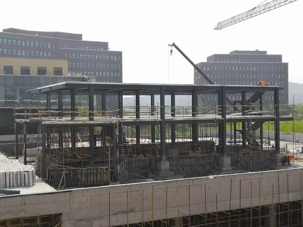 Aardbevingsbestendige stalen constructie
